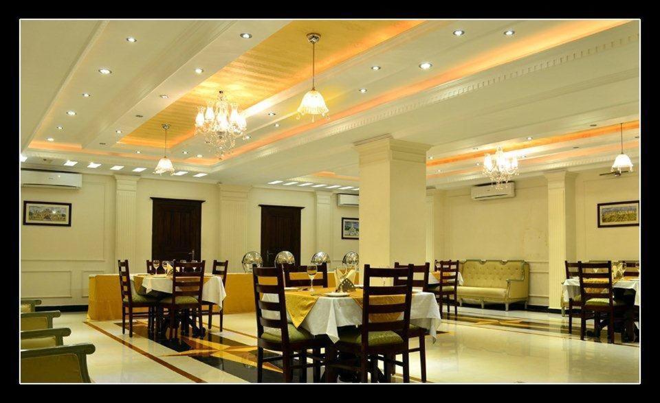 Collection O Hotel Four Boutique Kukas Dış mekan fotoğraf